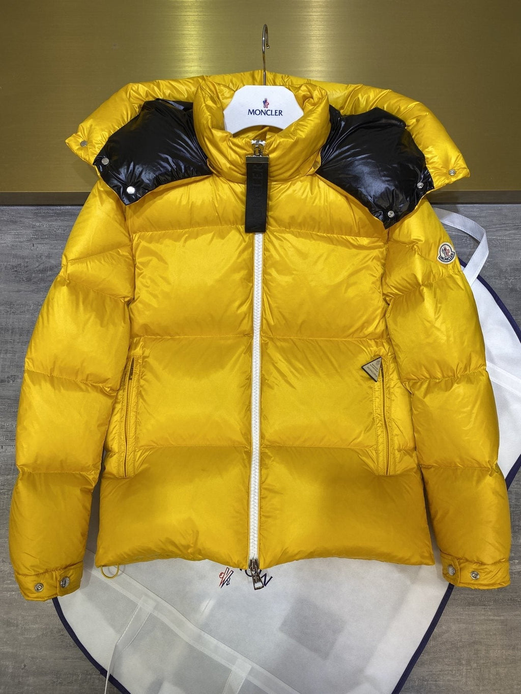 Moncler Contrast-Lined Hooded Puffer Coat
