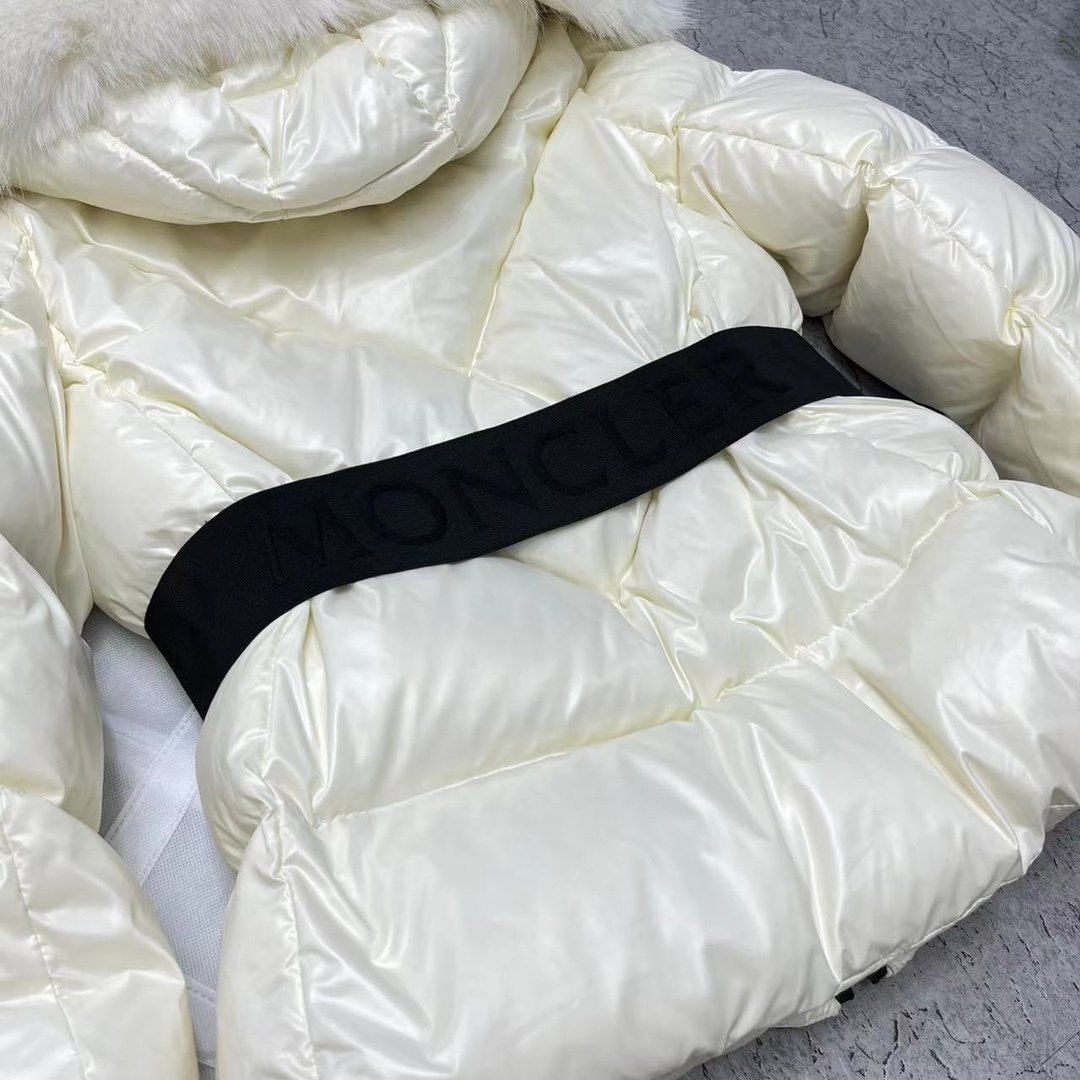 Moncler Celac Fur-Trim Hood Short Down Jacket