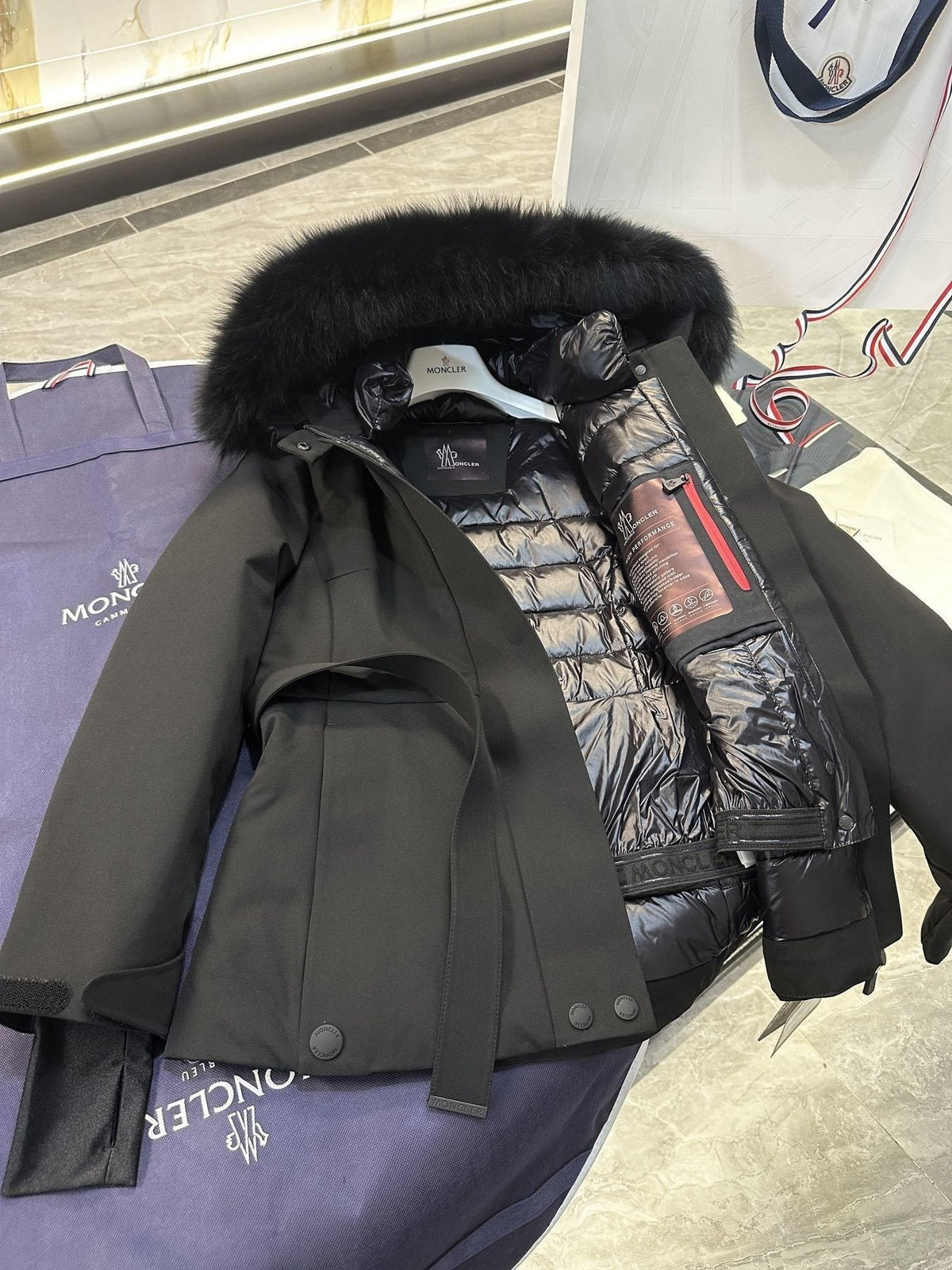 Moncler Women's Belted Fur-Trim Hood Short Down Ski Coat